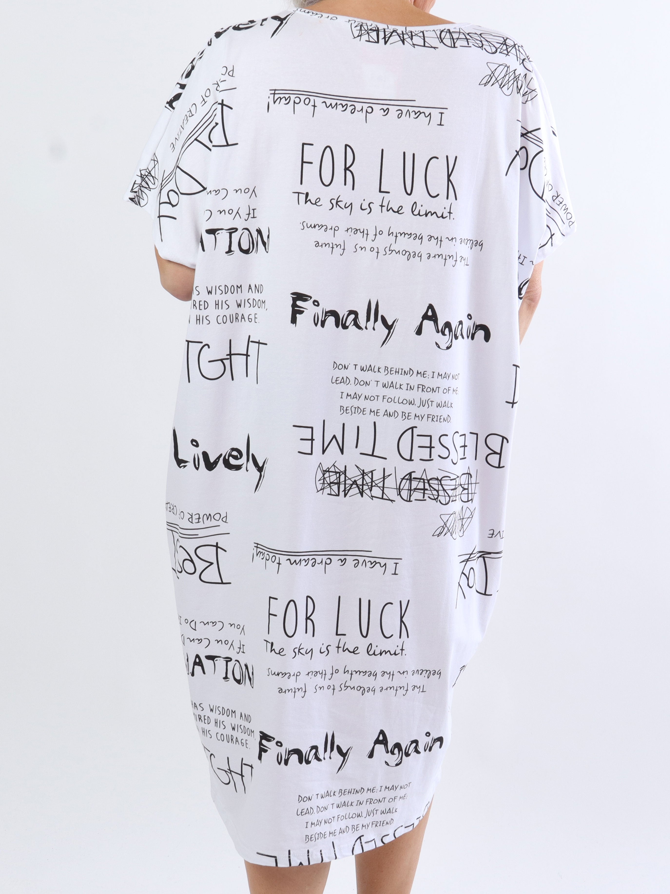 Pil - Plus size t-shirt klänning med skrift i en cool look